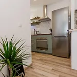 Lara トロギール