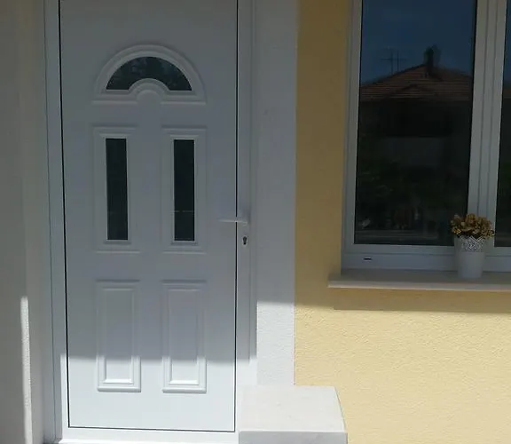 Lara * Τρογκίρ